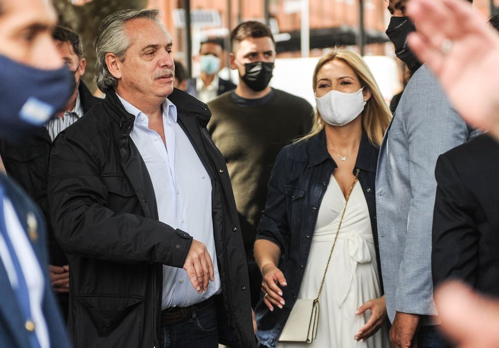 Alberto Fernandez junto a Fabiola Yañez saliendo de votar .  Argentina . Foto Federico Lopez Claro