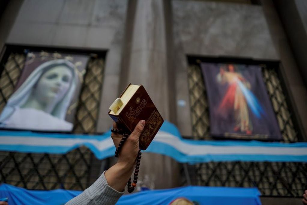Una manifestante en contra de la legalización del aborto alza un ejemplar de la Biblia en una protesta en Buenos Aires, Argentina, el 8 de agosto de 2018. Crédito: Pablo Albarenga/dpa.