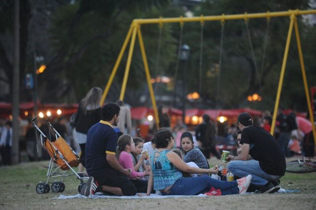 Por los barrios: este jueves el picnic nocturno llega a la plaza Sargento Cabral