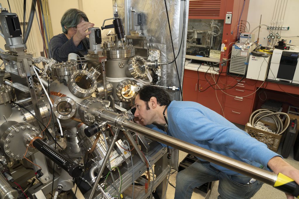 Aníbal trabajando en uno de los equipos  del Centro de Nanomateriales Funcionales del Laboratorio Nacional de Brookhaven.