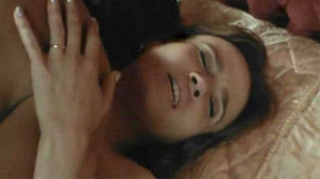 Celeste Cid y Mauricio Paniagua en una sensual escena de 'La Mary' en "Monzón, la serie" (Captura)