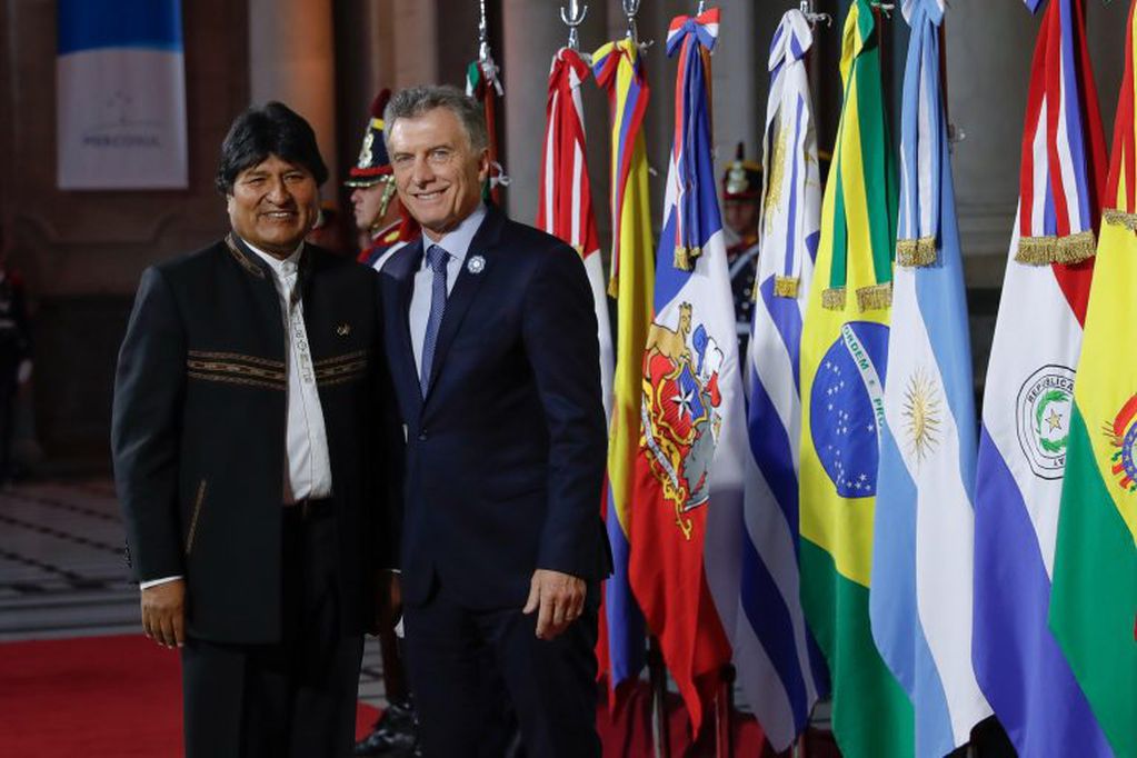 El presidente Mauricio Macri, posa junto a su homólogo boliviano, Evo Morales, a su llegada a la última Cumbre del Mercosur, en la Estación Belgrano, en Santa Fe (Argentina). Crédito: EFE/ Juan Ignacio Roncoroni.