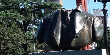 Hinchas de Central destruyeron la estatua de Isaac Newell