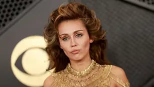 Grammys 2024: Miley Cyrus deslumbró en la red carpet con un vestido dorado estilo Cleopatra