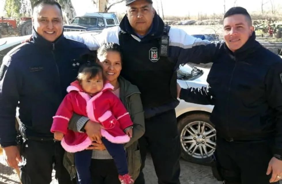 Silvia Sandoval, junto a su bebé y los policías que le salvaron la vida a menor.