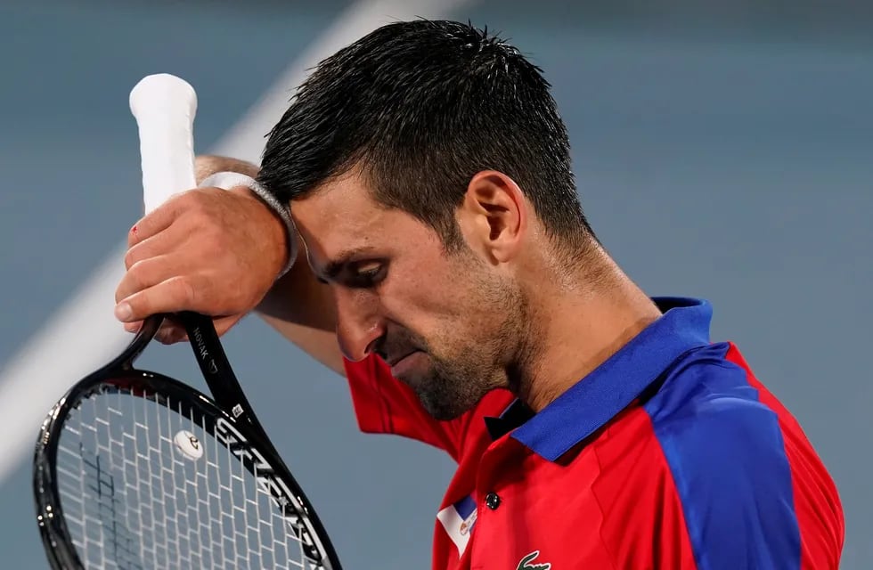 Djokovic ganaba bien, pero comenzó a cometer errores y se fue apagando. Perdió en semifinales de Tokio 2020 y no habrá Golden Slam para él. (Foto: AP)