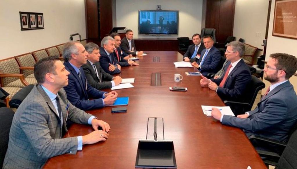 El funionario del Departamento de Estado norteamericano, Kevin O’ Reilly, junto a colaboradores, en diálogo con la delegación argentina.