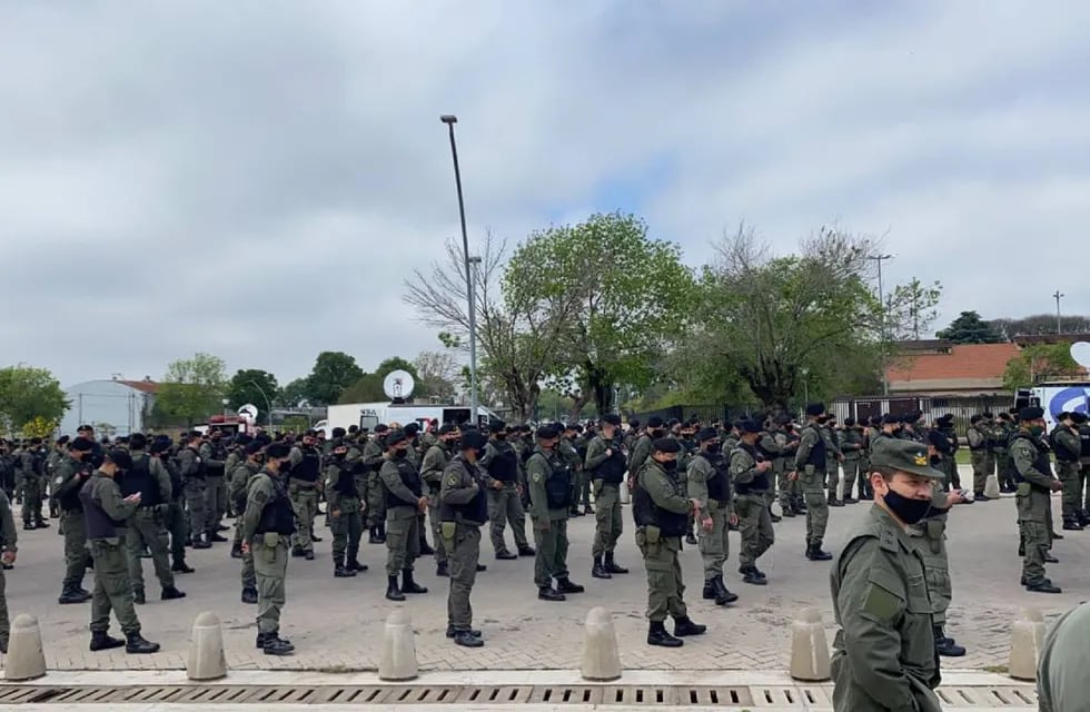 Personal de Gendarmería Nacional asistió en Rosario al acto para el despliegue de 575 efectivos de fuerzas federales en la provincia de Santa Fe.