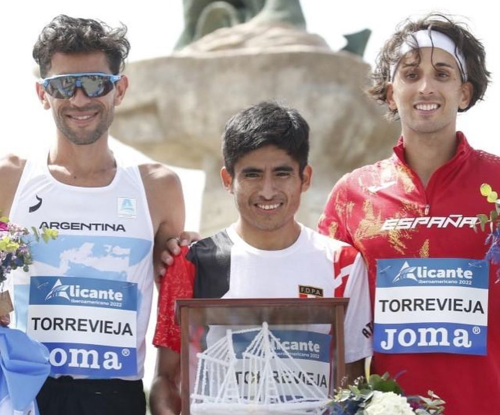 El atleta mendocino Antonio Poblete (Argentina), Luis Ostos (Perú) y Jorge Blanco (España), fue el podio del medio maratón en España.