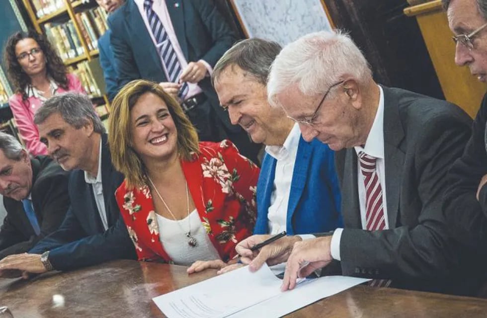 La intendenta Myrian Prunotto firmó el convenio con el gobernador Juan Schiaretti y el rector de la UNC, Hugo Juri.