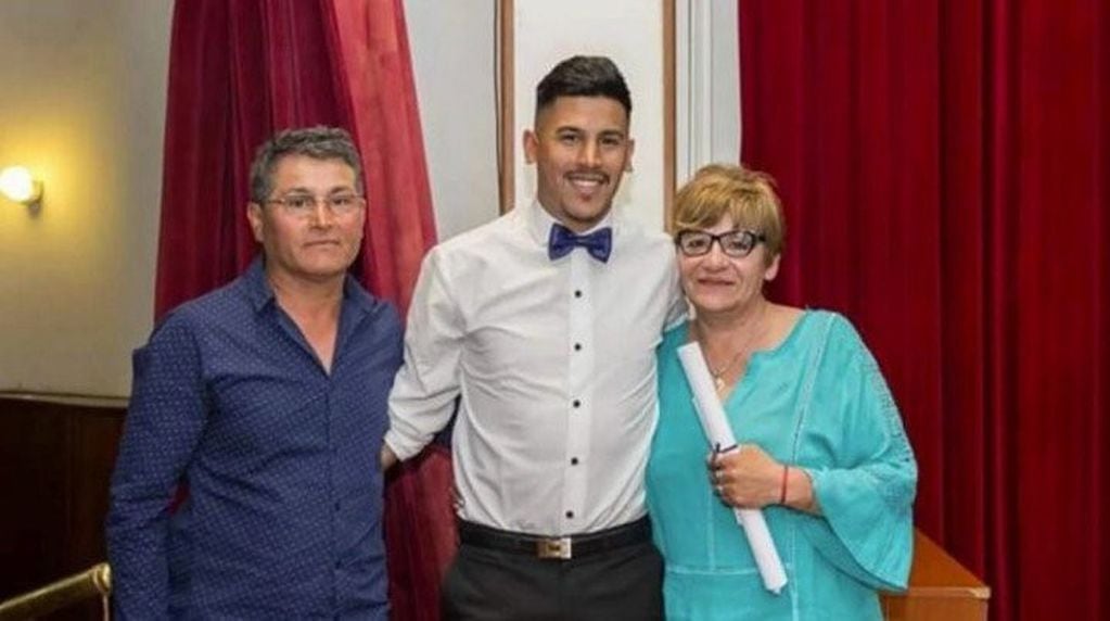Cristian Amarilla junto a sus padres