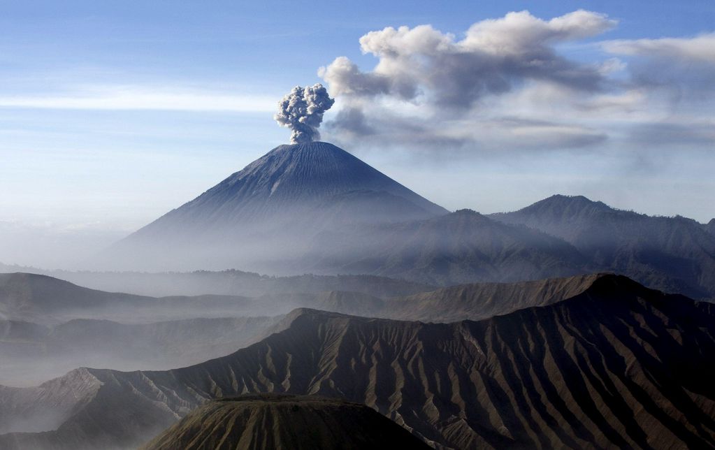 Erupción del volcán Semeru en Indonesia: al menos un muerto y 41 heridos
