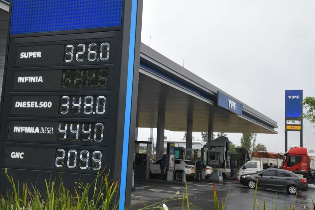 Tablero de precios de combustibles en YPF. 