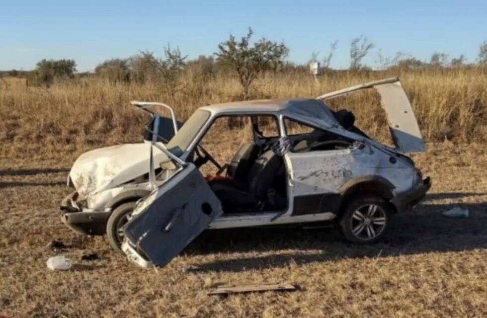 Así quedó el auto de la víctima. (Bomberos de Almafuerte)