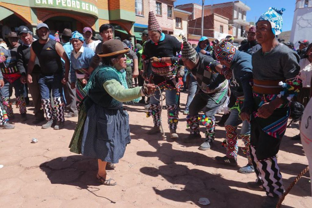 Puñetazo a puñetazo, unas gotas de sangre riegan la Pachamama, la Madre Tierra, en una de las tradiciones milenarias más singulares de Bolivia, el tinku o encuentro de Macha. EFE/Martin Alipaz