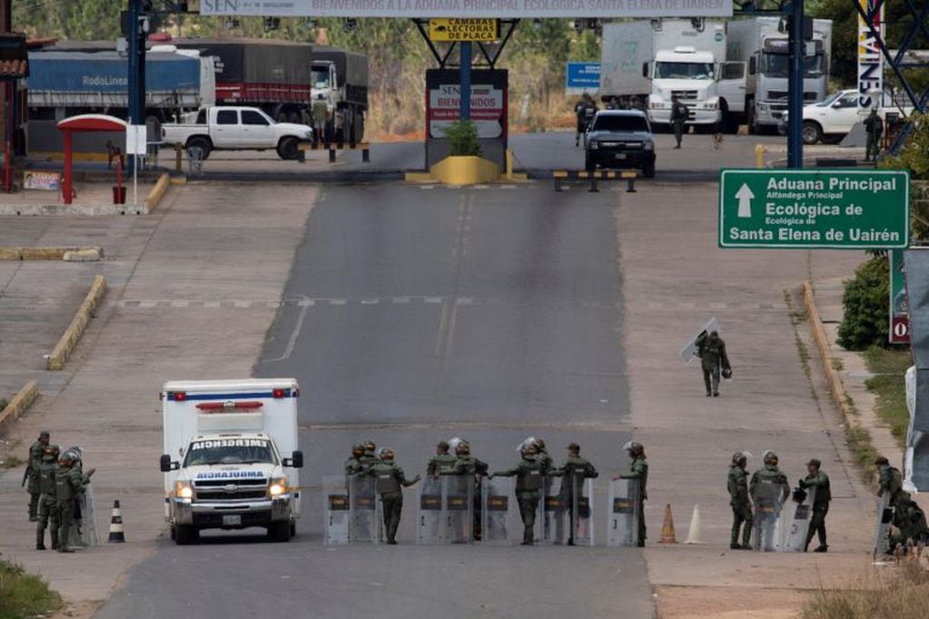 AME7796. PACARAIMA (BRASIL), 23/02/2019.- Miembros de la Guardia Nacional Bolivariana (GNB, policía militarizada) de Venezuela montan guardia este sábado en el paso fronterizo ubicado en la localidad de Pacaraima, en el límite fronterizo entre Brasil y Venezuela, cerrado desde el jueves por orden del Gobierno de Nicolás Maduro. Unos 300 manifestantes antichavistas se aglomeran en el paso fronterizo entre ambos países, en la localidad de Pacaraima, a la espera de que los militares venezolanos abran el acceso para que los dos vehículos, cargados con alimentos y medicinas, entren en Venezuela. EFE/Joédson Alves