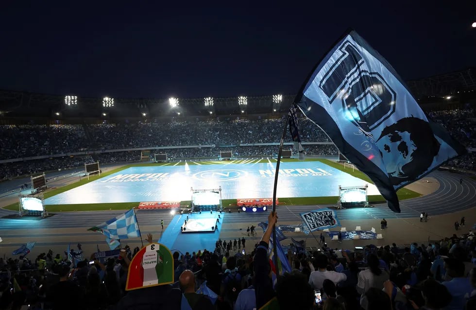 El estadio Diego Armando Maradona, del Napoli, en la celebración de nuevo título. Foto: AP.