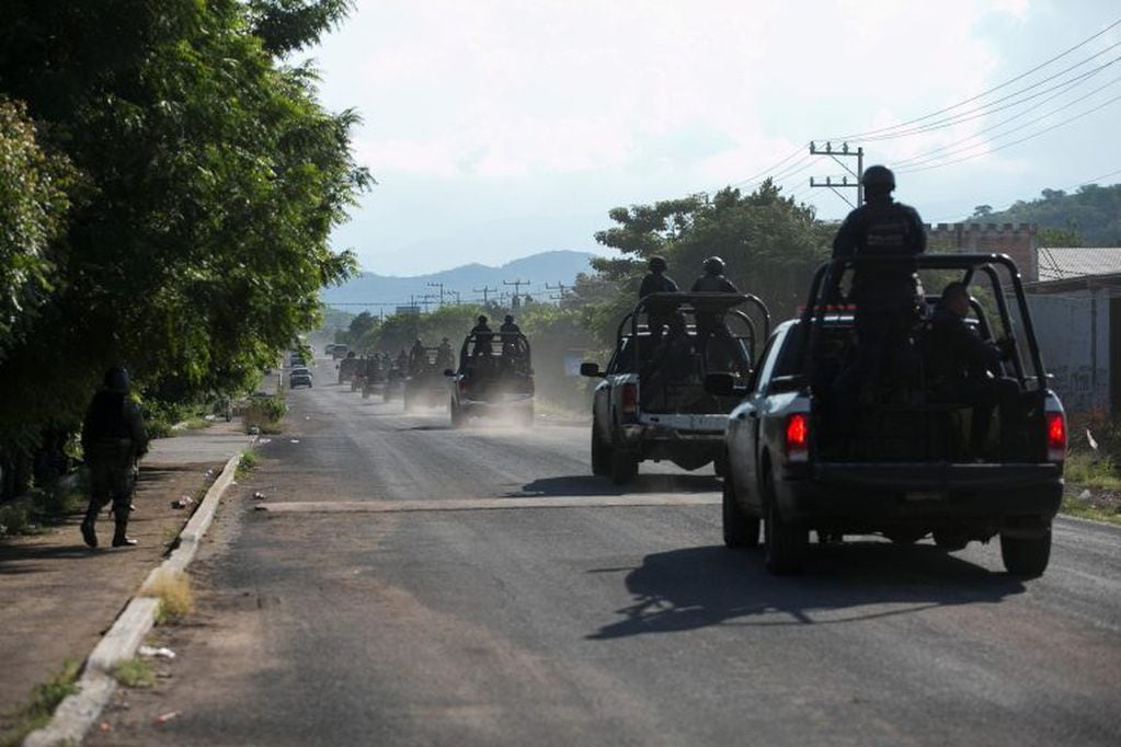 El asesinato de al menos 13 policías estatales por parte del poderoso Cártel Jalisco Nueva Generación (CJNG) en el municipio de la Aguililla, en el estado de Michoacán, provocó en las últimas horas el arranque de una ofensiva oficial contra narcotraficantes en esta región mexicana. Crédito: EFE/ Iván Villanueva.