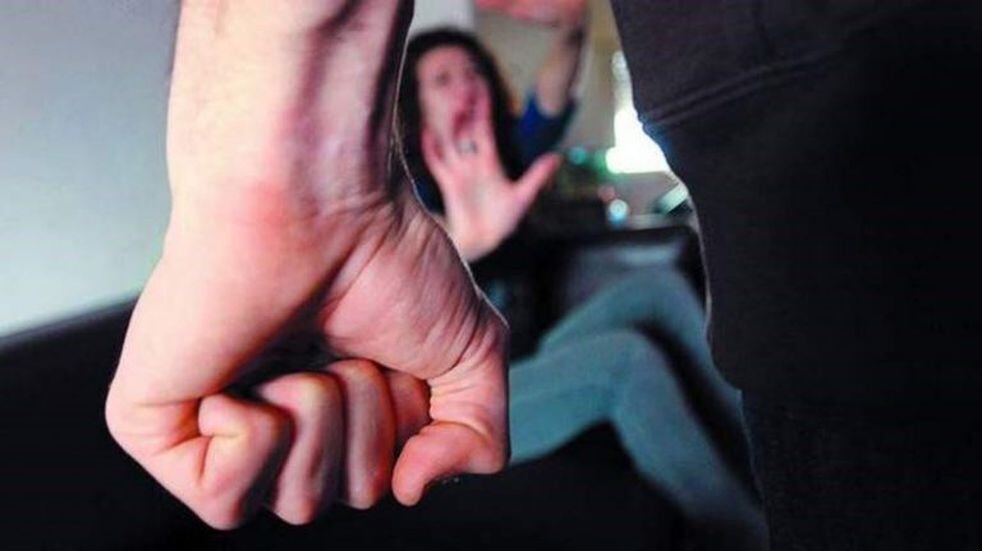 Un detenido por agredir a su pareja en la vía pública