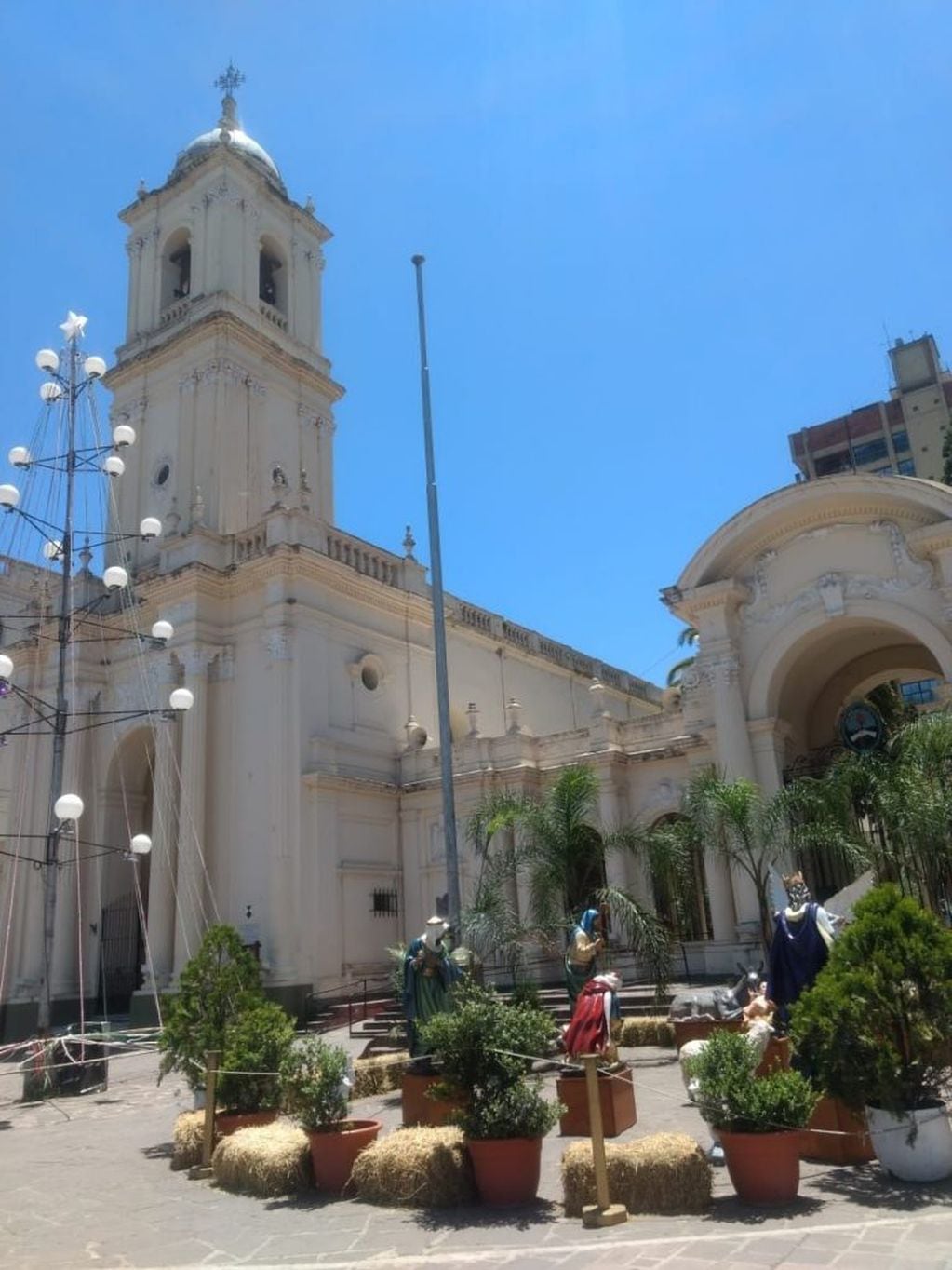 En el atrio de la Catedral Basílica se encuentra el pesebre ante el cual harán su paso este domingo cientos de grupos de adoradores.