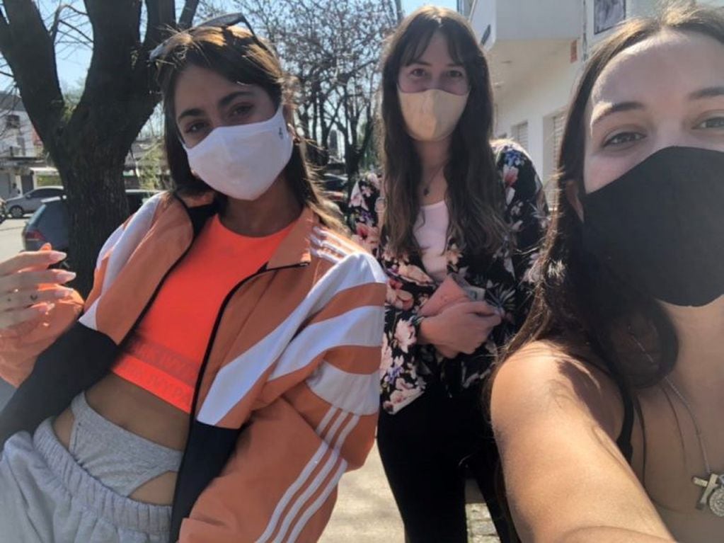 Tini Stoessel y dos fans (Twitter/@mechiluder)