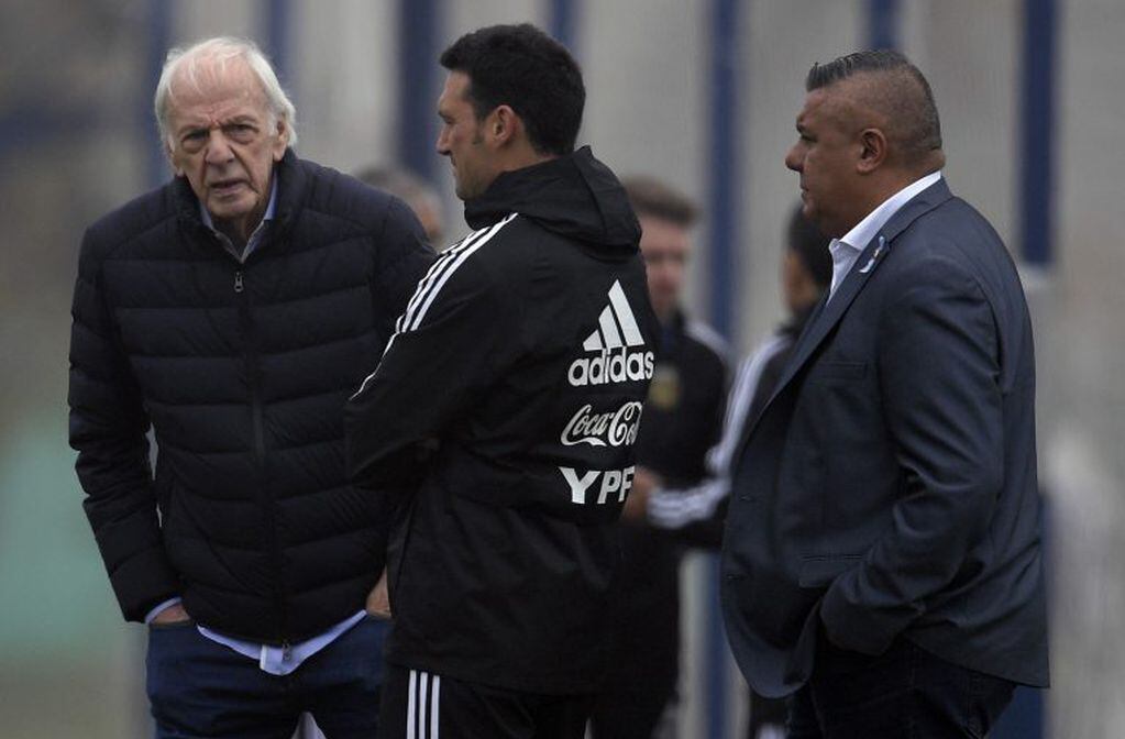 Claudio Tapia junto a César Luis Menotti y Lionel Scaloni. (AFP)