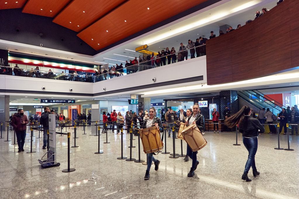 Las Heras sorprendió a turistas con un flashmob en el aeropuerto internacional El Plumerillo.