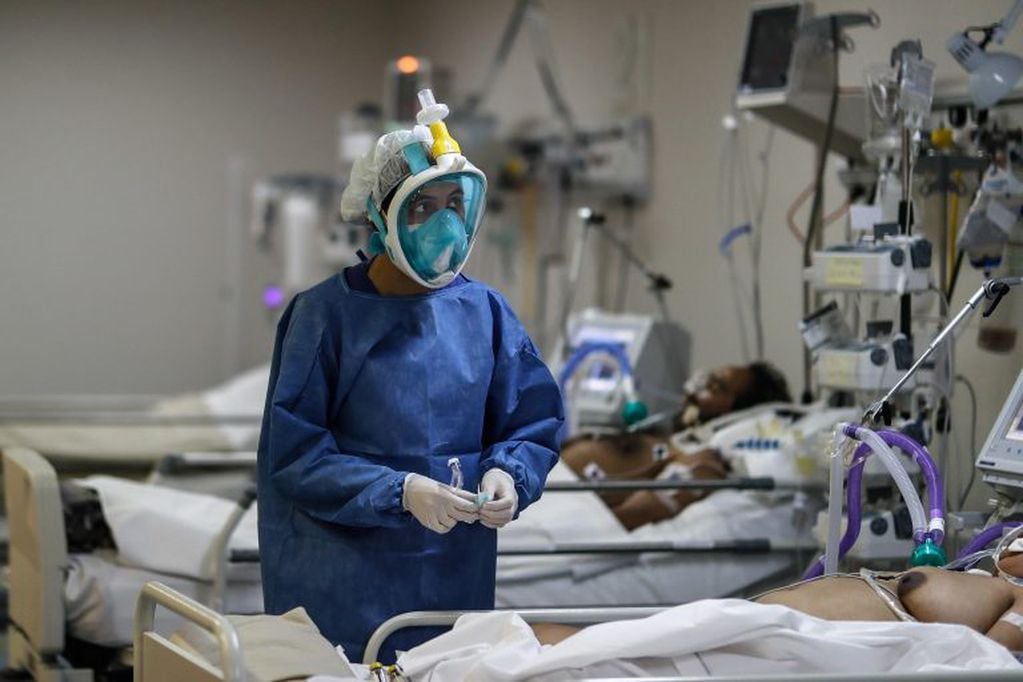 Una enfermera realiza un control a enfermos de covid-19 en el Hospital del Bicentenario de Esteban Echeverria en Buenos Aires (Argentina). (Foto: EFE/ Juan Ignacio Roncoroni)