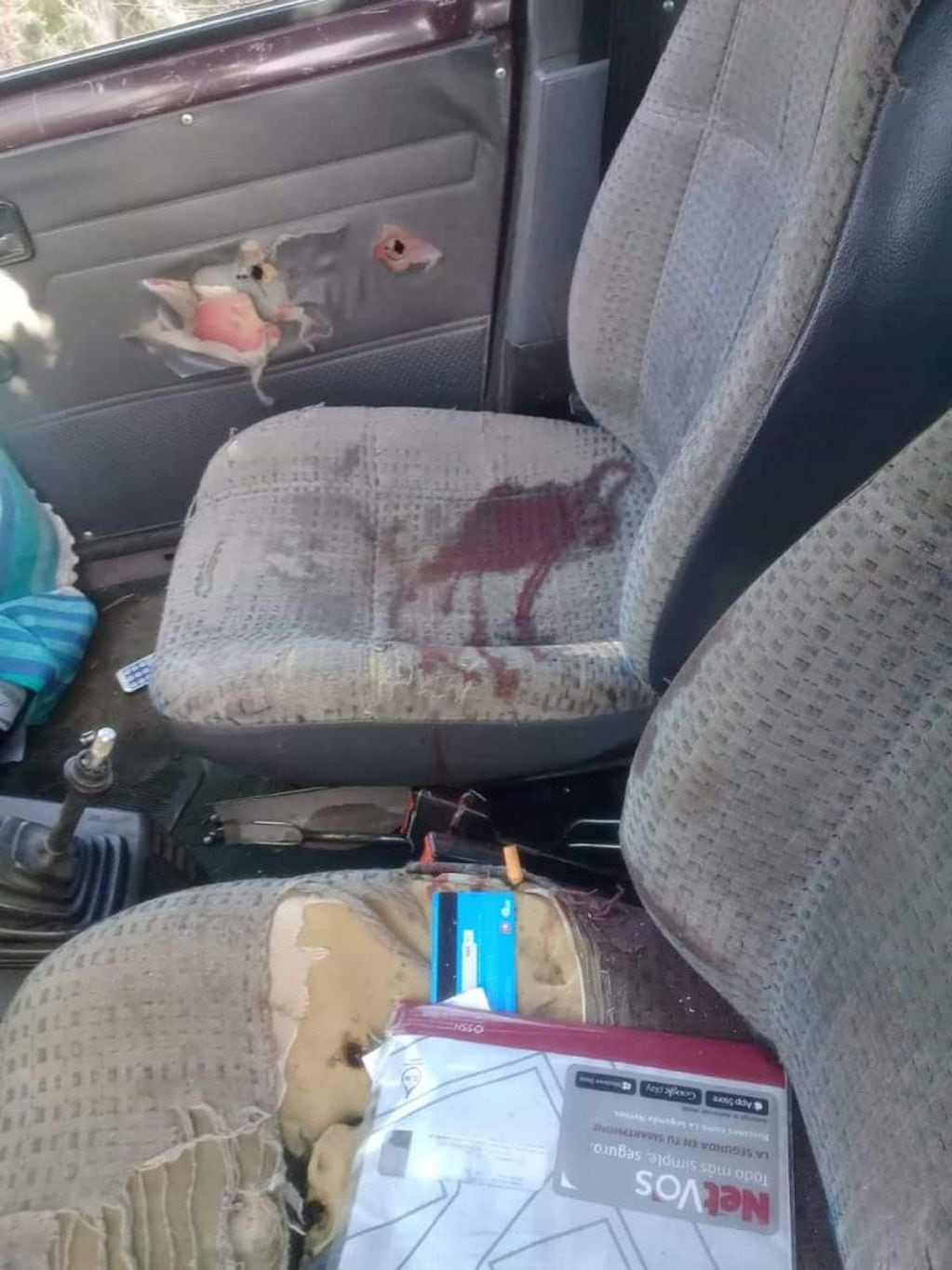 Interior del auto robado a la victima después de ser abandonado en las proximidades de la ruta n°259.