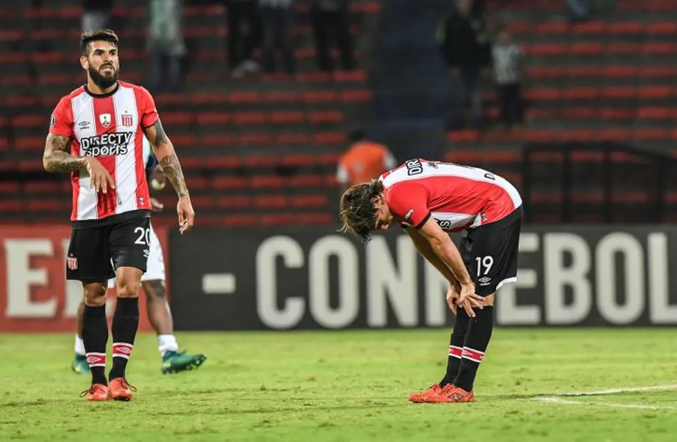 Argentina's Estudiantes Sebastiu00e1n Dubarbier (R) and Javier Fabiu00e1n Toledo show their disappoinrment after loosing to Colombia's Nacional de Medellin their Copa Libertadores 2017 football match at the Atanisio Giradot stadium in Medellin, Colombia on May 2, 2017.  / AFP PHOTO / Luis Acosta