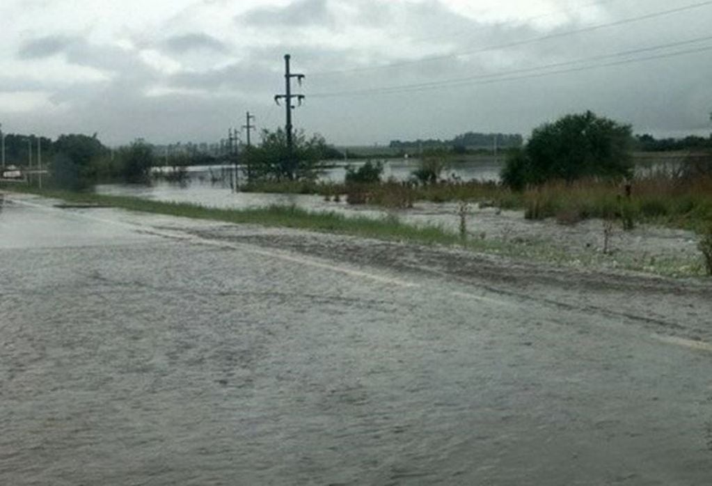 El vehículo fue arrastrado por la corriente del arroyo La Despedida, que desbordó por las intensas precipitaciones. (Foto: Época)