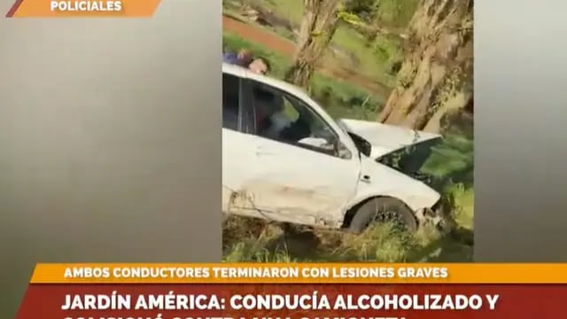 Alcohol al volante en Jardín América: impactó contra una camioneta y terminó incrustado en un árbol