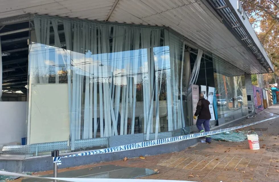 Videos: estallaron los vidrios en la sucursal de AFIP de Mendoza por el viento zonda.