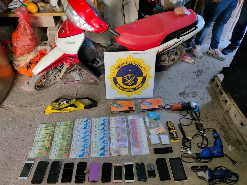 En el marco de una Investigación Penal Preparatoria (IPP) por hurto de teléfonos celulares, la Policía logró secuestrar elementos de esa causa, como también una motocicleta, dinero en efectivo y sustancias estupefacientes.
