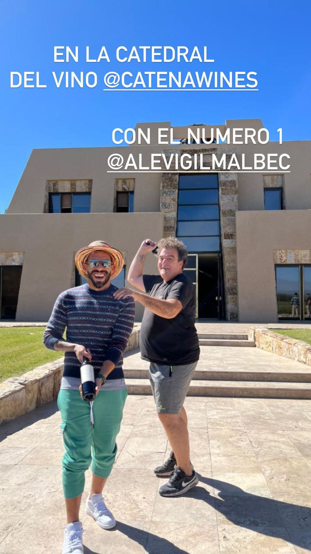 Carlos Tevez de bodega en bodega por Mendoza.