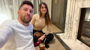 Lionel Messi y Antonela Roccuzzo tomando mates