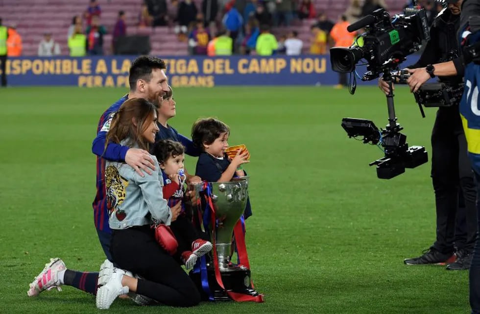 La familia reunida para posar con la copa de La Liga (LLUIS GENE / AFP)