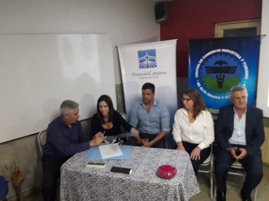 Firma del convenio entre Abriendo Caminos, el Centro de Comercio y el municipio de Alta Gracia