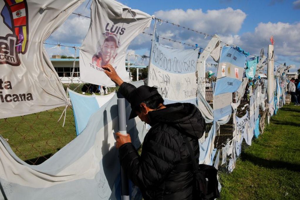 Esposas, madres, amigos, hijos y allegados de los marinos desparecidos se manifestaron frente al puesto de guardia del predio naval marplatense. (Foto: AP Photo/Vicente Robles)