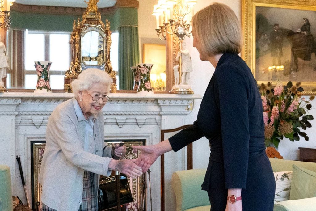 La reina Isabel II de Gran Bretaña, a la izquierda, da la bienvenida a Liz Truss durante una audiencia en Balmoral, Escocia. (AP)
