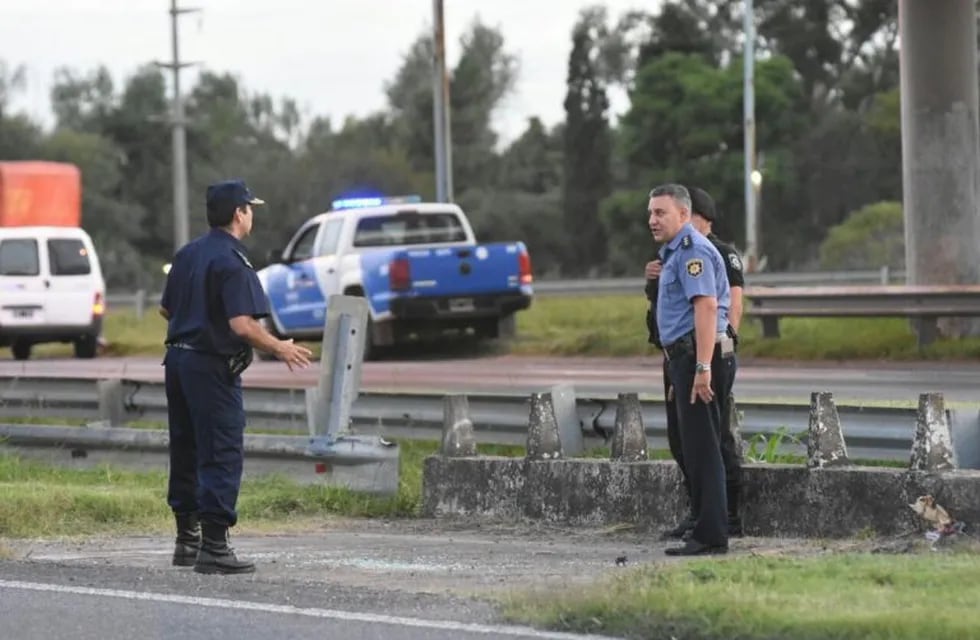 La policía cortó la autopista Rosario-Santa Fe luego del ataque a balazos contra la camioneta que trasladaba a los acusados por el crimen del 
