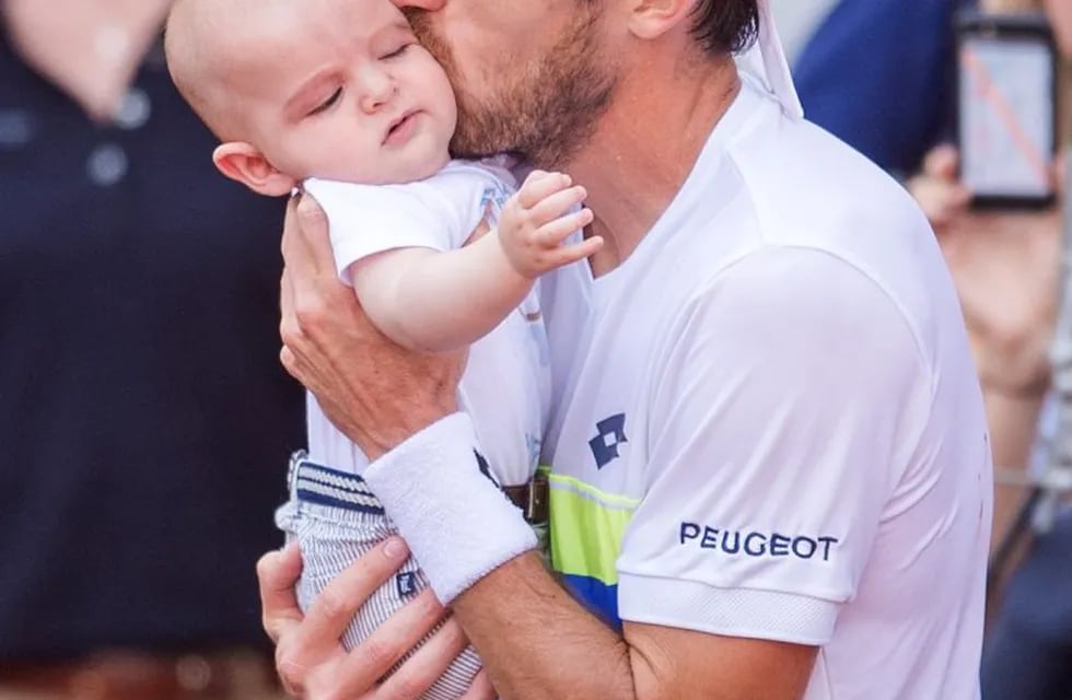 El argentino Leonardo Mayer festeja su hijo Valentino tras vencer al alemán Florian Mayer en la final del torneo de tenis de Hamburgo, Alemania, el 30/07/2017. foto: Daniel Bockwoldt/dpa