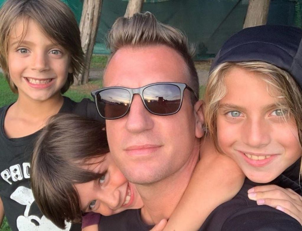 Maxi López y sus hijos: Constantino, Benedicto y Valentino. (Instagram)