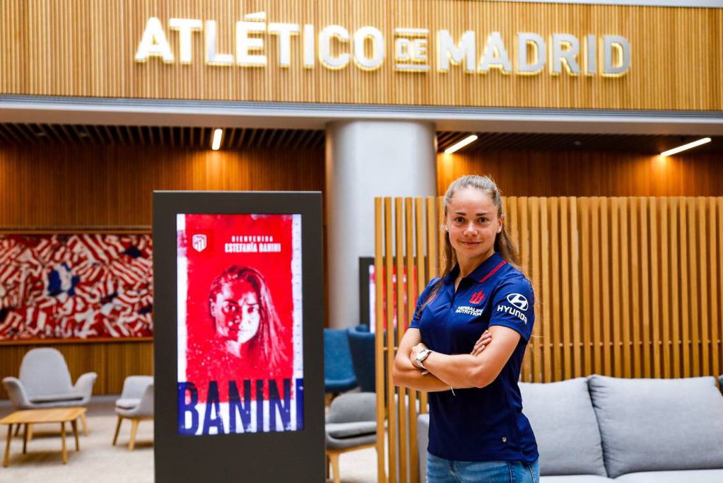 Banini fue presentada como nueva futbolista del Colchonero (Atlético Madrid)