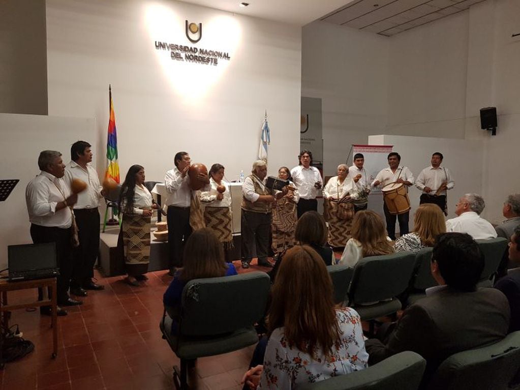 El coro chelalapí, de la etnia Qom, le dio marco musical al acto de anuncio.