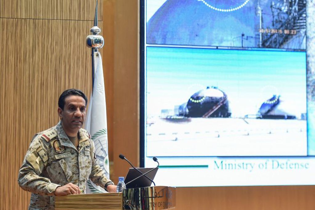 El coronel saudí Turki bin Saleh al-Malki habla durante una conferencia de prensa en Riad el 18 de septiembre de 2019, luego de los ataques del fin de semana en las instalaciones de Saudi Aramco en Abqaiq y Khurais. Crédito: Photo by Fayez Nureldine / AFP.