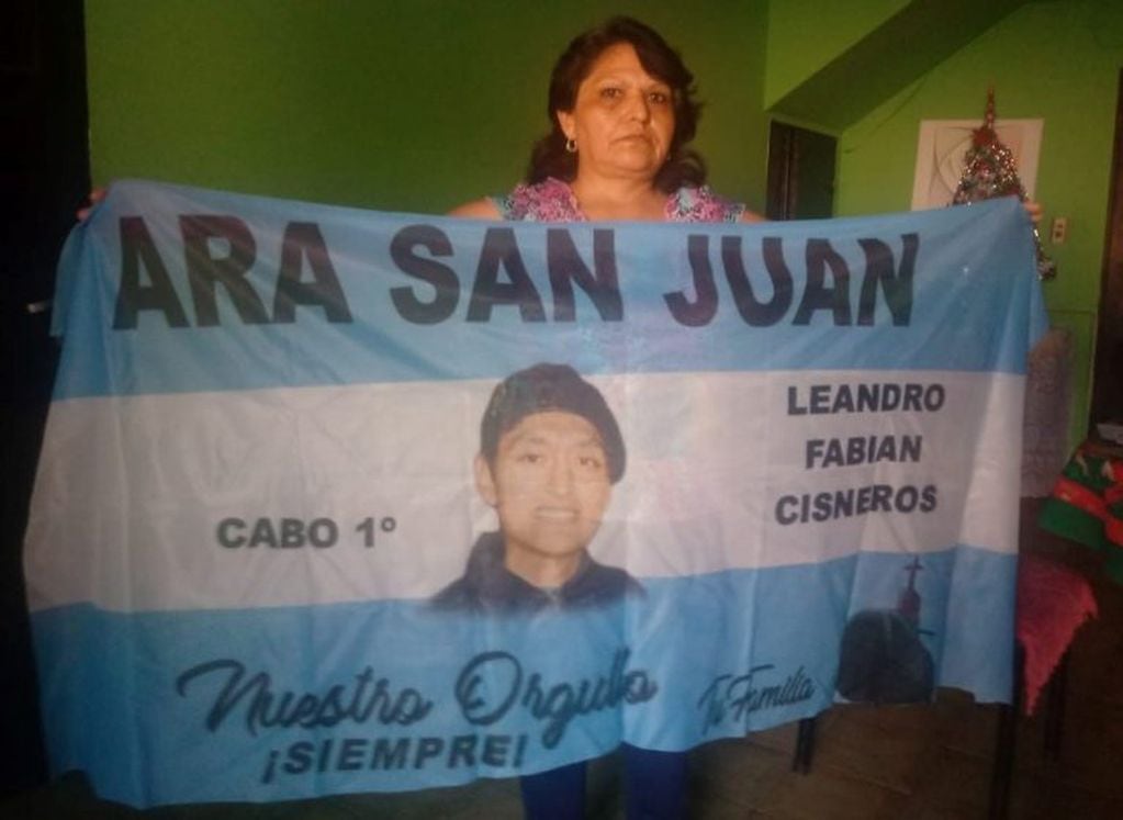 Yolanda Susana Mendiola, madre del cabo Leandro Cisneros, tripulante del ARA San Juan, desplegó para Vía Jujuy la Bandera con que rinde homenaje a su hijo.
