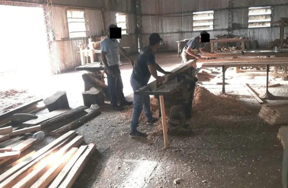 Internos de Loreto en Misiones trabajan en la fabricación de camas. Preparan un lugar de aislamiento. (Canal 12)