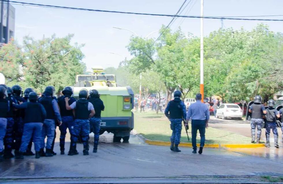 La Policía del Chaco avanza contra los manifestantes junto a los camiones hidrantes.