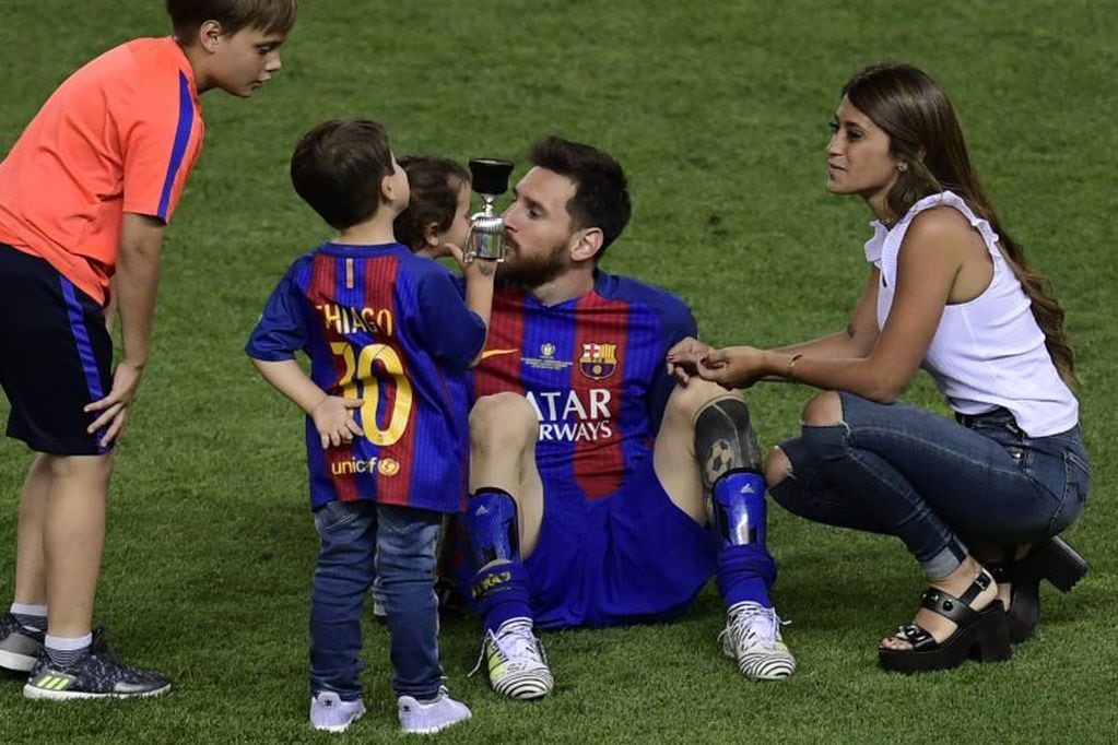 Messi y Antonella festejando un título del Barcelona junto a Thiago y Mateo. (Foto: AFP)